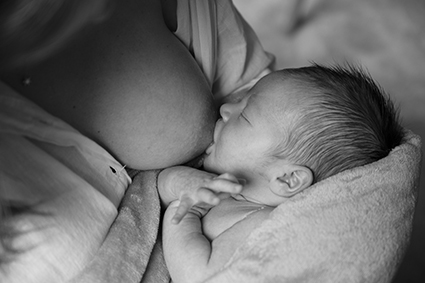 Mare alletant un nadó
