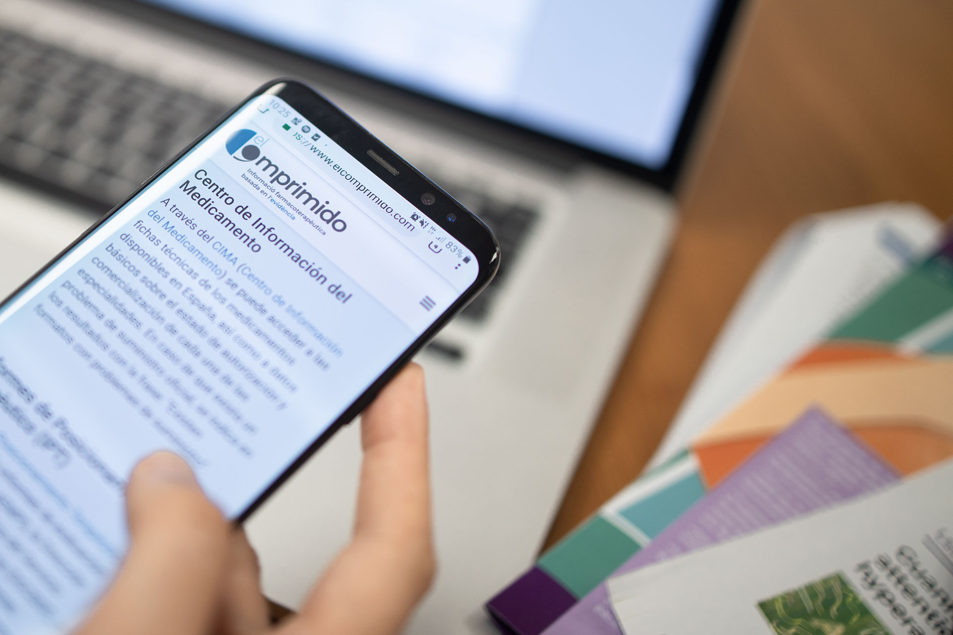 movil con noticias elcomprimido