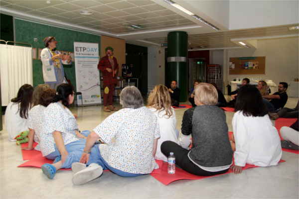 Els infants participen en uns tallers amenitzats per la Sonrisa Médica