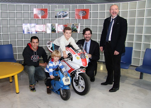 Fotografia: El director general del Servei de Salut assisteix a la visita del motorista David Salom als infants hospitalitzats a Son Espases