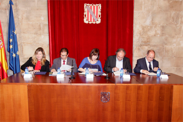 Firma del convenio de financiación de los estudios de grado en Medicina